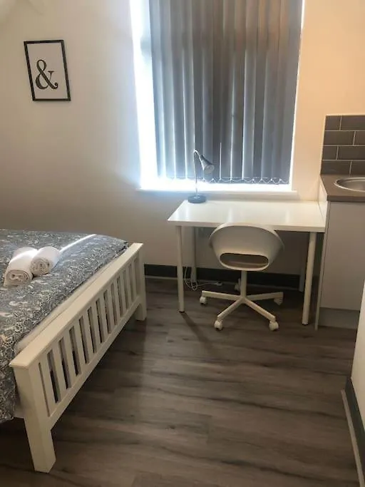 Newly Refurbished Studio, Great Location 8 Studios Nottingham Appart hôtel